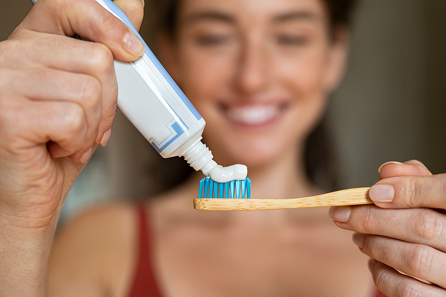 How to Avoid Toxins in Your Toothpaste: 12 Ingredients to Ditch Now